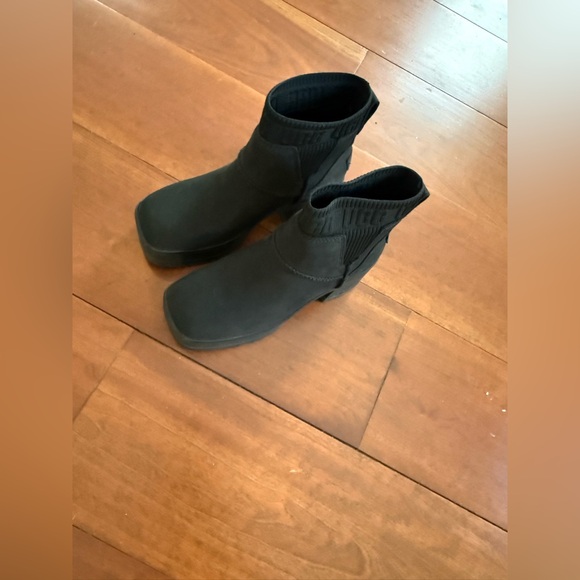 UGG Moxy Chelsea size 6.5 worn once - perfect condition - Picture 3 of 3